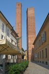 Le torri medievali di Pavia, Lombardia. Due delle circa 60 torri (di cui solo 6 integre) che caratterizzano questa cittadina lombarda. Risalgono al XII° secolo all'epoca della civiltà ...