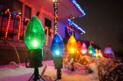 Luci colorate illuminano una casa di Omaha (Nebraska) durante il Natale.
