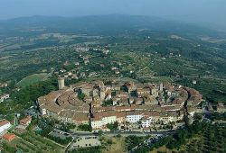 Lucignano, foto aerea: dall'alto si nota la particolare pianta ellittica del borgo medievale