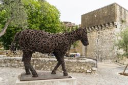 Lucky, la scultura fatta con ferri di cavallo a Saint-Paul-de-Vence, Francia. Realizzata nel 1993 dall'artista Remi Pesce, si trova nel borgo provenzale - © HUANG Zheng / Shutterstock.com ...