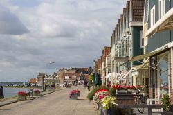 Architettura a Volendam, Olanda - Graziose e ordinate, con piccoli giardini fioriti (d'altronde l'Olanda è la patria dei fiori!), le casette di Volendam si affacciano sul lungomare. ...