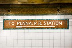 Penn Station a New York City, Stati Uniti. Le indicazioni per la Penn Station, una delle principali stazioni metropolitane della città di New York - © littleny / Shutterstock.com ...