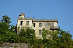 Monti Carega, Veneto: un edificio nei pressi di Recoaro Terme - © NG8 / Shutterstock.com