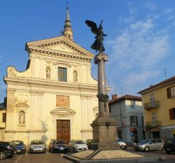 Monumento dei caduti di fronte alla Chiesa della Misericordia di Carignano (Piemonte)