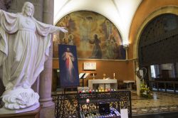 Mosaici nella Cappella delle Apparizioni a Paray-le-Monial, Francia: qui santa Margherita Maria Alacoque ebbe le sue visioni - © DyziO / Shutterstock.com