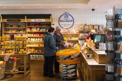 Negozio di formaggi a Volendam, Olanda - Un tipico negozi di generi alimentari specializzato nella vendita di formaggi e latticini. Le specialità dei caseifici locali offerte a turisti ...