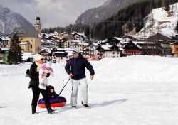 Nevelandia ski center a Sappada, Veneto - E' il primo parco divertimenti sulla neve creato in Italia: con una superficie di circa 70 mila metri quadrati, Nevelandia ospita tutte le attrazioni ...