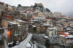 Il borgo storico di Santa Lucia del Mela in Sicilia, fotografato dopo una nevicata