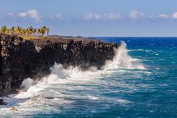 Onde contro la scogliera di lava nel Parco Nazionale dei Vulcani a Hilo, Hawaii. La città è adagiata alle pendici di due importanti vulcani dell'arcipelago: il Mauna Kea, spento, ...