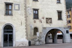 Palazzo antico nel centro di Riva del Garda, Trentino Alto Adige. Una nicchia con sculture e decorazioni impreziosisce la facciata dell'edificio - © 137366852 / Shutterstock.com