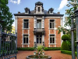 Un palazzo storico nel borgo di Dinant. La cittadina delle Ardenne è una delle località turistiche più famose della Vallonia - foto © bonzodog / Shutterstock.com
