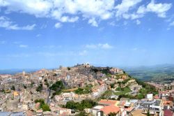 Enna: la città inespugnabile - la città di Enna, capoluogo di provincia siciliano, era chiamata così all'epoca dei romani per la sua incredibile posizione. La città ...