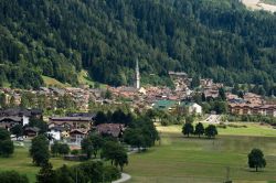Panorama della piccola località di Pinzolo, Val Rendena, Trentino Alto Adige. Questo villaggio vanta origini antiche come testimonia la chiesa eretta probabilmente prima dell'anno ...