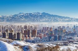 Panorama invernale della città di Urumqi, regione dello Xinjiang, Cina. Conosciuta con il nome di Luntai (Illuminata) durante il periodo della dinastia Qing, questa località della ...