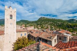 Panoramica del borgo di Saint-Paul-de-Vence in Costa Azzura, Francia. Abbarbicata su uno sperone di roccia, è circondata da mura fatte costruire da re Francesco I°. E' uno ...