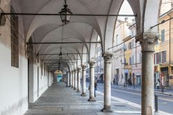 L'elegante portico di una via del centro di Parma - via della Repubblica, nel cuore del centro storico di Parma, presenta un'elegante fila di portici bianchi che conferiscono un maestoso ...