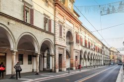 Veduta dell'esterno del porticato di via della Repubblica a Parma: l'opaca luce dell'inverno illumina l'elegante porticato di via della Repubblica, una delle storiche strade ...