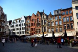La piazza antistante l'ingresso della cattedrale di Anversa, con i suoi bar e i tipici palazzi fiamminghi. Dietro i palazzi si trova Grote Markt.