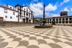 La piazza principale di Funchal a Madeira (Portogallo) - Ogni città riflette nel suo pavimento qualcosa di molto prezioso riguardante la sua identità. A Roma ci sono i famosi ciottoli, ...