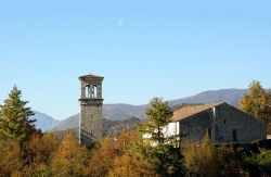 La Pieve di San Pietro in Castello a Ragogna (Friuli)- © Johann Jaritz - CC BY-SA 3.0 - Wikimedia Commons.