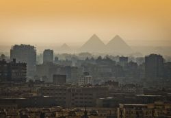 Piramidi di Giza sullo sfondo della città de Il Cairo, Egitto - © Jason Benz Bennee / shutterstock.com