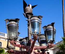 Lampioni di Gaudì nella Plaza Real di Barcellona, Spagna. Il particolare della decorazione che abbellisce i lampioni di Plaza Real, situata nel barrio gotico. A progettarli così ...