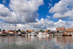 Porto di Volendam, Olanda - Un tempo la principale forma di sostentamento della città era la pesca, oggi invece la più importante risorsa economica è data dal turismo. Il ...