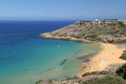 Ramla Bay, è la più ampia spiaggia dell'isola di Gozo, caratterizzata da un colore rosso dorato. Curiosità: la statua della Vergine Maria posta al centro della spiaggia. ...