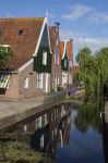 Riflessi sui canali a Volendam, Olanda - A 20 chilometri da Amsterdam, la piccola e graziosa cittadina di Volendam si affaccia sull'acqua creando riflessi e giochi di luci fra i canali © ...