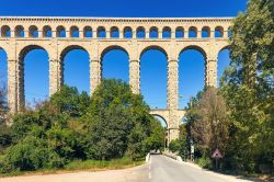 Acquedotto romano di Roquefavour nei pressi di Aix-en-Provence, Francia - Si ispira all'architettura del Pont du Gard l'acquedotto di Roquefavour costruito in pietra a partire dal 1841 ...