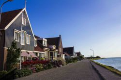Lungomare di Volendam, Olanda - Un suggestivo scorcio delle tipiche casette di Volendam affacciate sul lungomare a nord del porto peschereccio © Michela Garosi / TheTraveLover.com