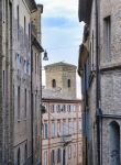 Scorcio di una chiesa di Fermo dal balcone di un antico palazzo, Marche.



