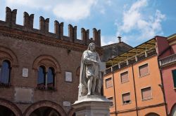 La Piazza e la statua dedicata al Guercino a Cento, il famoso pittore emiliano - © Mi.Ti. / Shutterstock.com