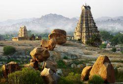 L'area archeologica di Hampi, agglomerato di edifici Patrimonio UNESCO costuiti durante l'impero Vijayanagara a Karnataka in India - © Jool-yan / shutterstock.com