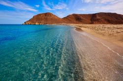 Spiaggia a Cabo de Gata Playazo nei pressi di Almeria, Spagna. Questa località della costa sud della Spagna è gettonata anche per le sue belle spiagge di sabbia dorata lambite ...