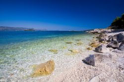 Spiaggia con ciottoli bianchi e rocce sull'isola di Korcula in Croazia, lungo le coste della Dalmazia - © Nolte Lourens / Shutterstock.com