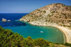 Una spiaggia selvaggia a Syros, la capitale delle isole Cicladi, mare Egeo (Grecia) - © Lemonakis Antonis / Shutterstock.com