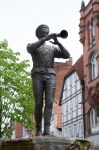 Statua di bronzo del Pifferaio Magico a Hameln, Germania. Una famosa leggenda che risale al 1284 narra le vicende di un pifferaio che, con il dolce suono del suo strumento, liberò la ...