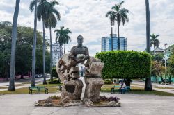La statua di Omar Torrijos, comandante e leader panamense degli anni Settanta. Siamo nel quartiere del Vedado a L'Avana, Cuba - © kovgabor / Shutterstock.com