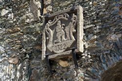 Stemma in pietra sulla Porta di Salzburg Gate a Schladming, Austria.
