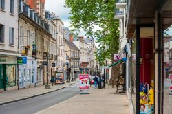 Street view del centro storico di Bourges, Francia: capoluogo del dipartimento dello Cher, Bourges si trova nella regione del Centro-Valle della Loira - © ilolab / Shutterstock.com