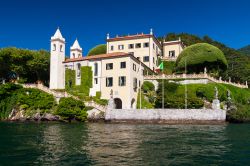 Una suggestiva immagine di villa del Balbianello sul lago di Como, Lenno, Lombardia. Dagli anni '90 la bellezza di questa elegante palazzina ne ha fatto una location per film famosi fra ...