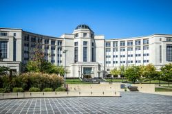 The Michigan Hall of Justice nel centro di Lansing (USA): è la sede della Corte Suprema. Costruito in stile post moderno con oltre 14 mila pannelli di pietra calcarea, l'edificio ...
