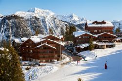 Tipici hotel in legno allo ski resort Courchevel 1850 nelle Alpi francesi, Alta Savoia - © Julia Kuznetsova / Shutterstock.com