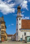 La torre del municipio a Leoben, Austria. Da notare il bell'orologio colorato e la caratteristica cupoletta di copertura.
