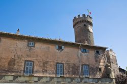 La sagoma delle Torre dell'Orologio (o del Borgo) è visibile in tutto il centro storico di Bagnaia (Viterbo).