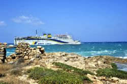 Il traghetto che porta all'isola di Kassos, Dodecaneso (Grecia) - Ovviamente il modo più caratteristico per raggiungere Kassos è quello del traghetto. L'arcipelago del ...