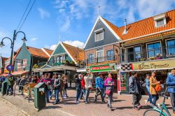 Turisti a Volendam, Olanda - E' una delle località più visitate di tutta l'Olanda. I turisti che si recano in questo angolo di Olanda per visitare l'antica atmosfera ...