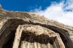 Un dettaglio delle Tombe dei Re del Ponto a Amasya, Turchia. Queste sepolture, scavate in profondità nella roccia calcarea a partire dal IV° secolo a.C., furono utilizzate per il ...