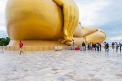 Un particolare del Grande Buddha di Ang Thong, Thailandia. Con i suoi 93 metri di altezza questa statua colossale situata all'interno del monastero di Wat Muang è la più alta ...